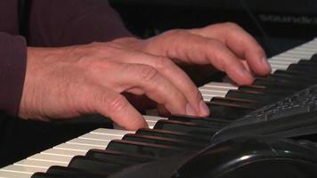 close-up de uma mão humana nas teclas do piano tocar música video