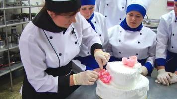 Kochen Sie in der Küche und bereiten Sie das Dessert auf dem Tisch zu video