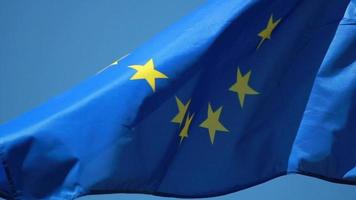 flagge der europäischen union entwickelt sich der wind gegen den himmel video