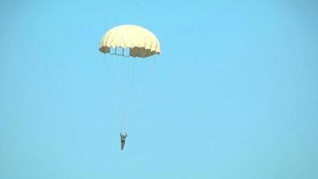 parachutist lands on the ground video