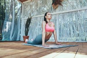 bella joven con ropa deportiva haciendo ejercicio en el patio foto