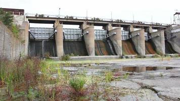 pequeno reservatório libera a água pela barragem video