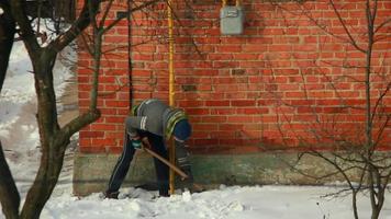 junge im hof spur vom schnee säubern video