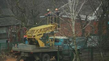 travailler sur une machine spéciale couper des branches d'arbres video