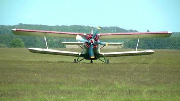 Ein 2 Flugzeug steht vor dem Start am Flughafen und der Motor wärmt sich auf video