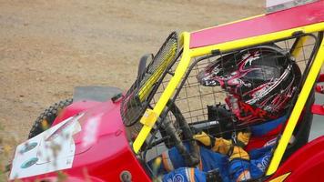 conductor de buggy en el coche antes del comienzo video