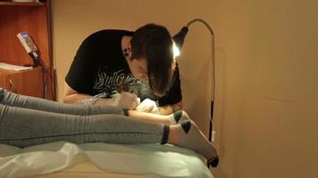 master pattern of tattoo needle draws on foot video