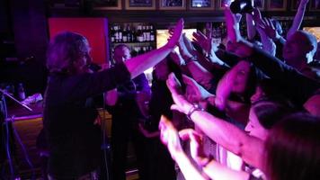 artista cumprimenta fãs em um show de rock em um bar video