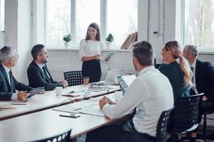 experto profesional en negocios dirigiendo una reunión mientras trabaja junto con colegas en la oficina moderna foto