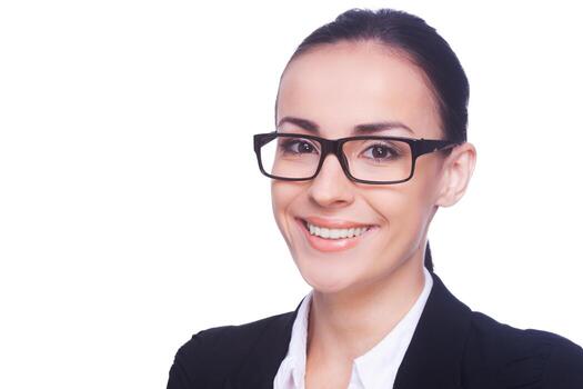retrato del éxito. mujer joven alegre en ropa formal y anteojos mirando a la cámara y sonriendo mientras está de pie aislado en blanco foto