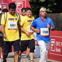 nueva delhi, india - 16 de octubre de 2022 - carrera de media maratón de vedanta delhi después de covid en la que los participantes del maratón están a punto de cruzar la línea de meta, media maratón de delhi 2022 foto