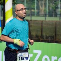 nueva delhi, india - 16 de octubre de 2022 - carrera de media maratón de vedanta delhi después de covid en la que los participantes del maratón están a punto de cruzar la línea de meta, media maratón de delhi 2022 foto