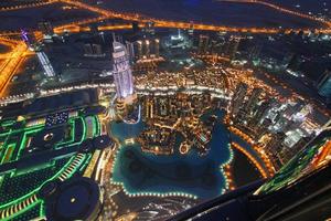 dubai, 2022 - vista aérea de dubai por la noche foto