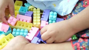 giovane bambino giocando con pastello colorato incastro blocchi video
