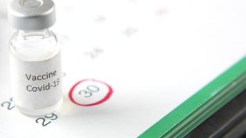 contenedor de vacuna covid 19 en calendario video