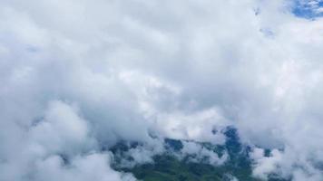 as nuvens da paisagem moveram-se rapidamente sobre o lapso de tempo das montanhas video