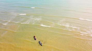 vista aérea del mar en verano en la provincia de trang, sur de tailandia, ideal para unas vacaciones de verano. ideas de viajes de verano video