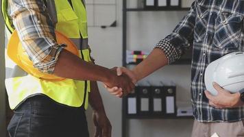 Bauingenieur, der an der Blaupause arbeitet, um große Geschäftsgebäude im Büro zu bauen. Engineering-Tools und Konstruktionskonzept. video