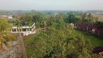 vista aérea - mesquita e campo de futebol video