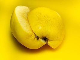 membrillo jugoso. fruta sobre un fondo amarillo. producto útil maduro. foto