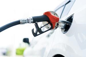 coche de llenado con combustible de gas en la bomba de la estación foto