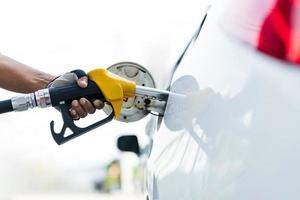 coche de llenado con combustible de gas en la bomba de la estación foto