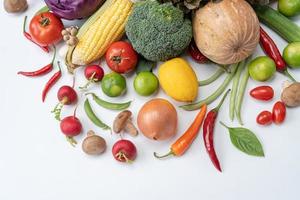 variedad de composición de verduras frescas con verduras orgánicas. foto