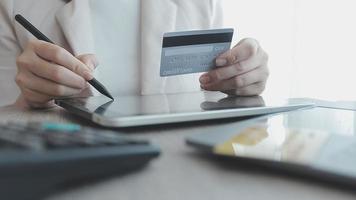 mãos de mulher segurando e usando cartão de crédito para compras online. video