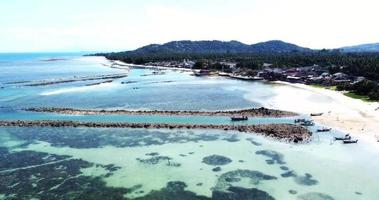 bella vista aerea sul mare. la vista sul mare di koh samui in thailandia è bellissima e rilassante. concetto di turismo marino in thailandia video