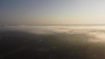 vista aérea del cielo y la luz del sol durante el hermoso amanecer con nubes y niebla por la mañana. fondo de cielo natural temprano en la mañana en las montañas video