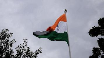 bandera india ondeando alto en connaught place con orgullo en el cielo azul, bandera india ondeando, bandera india el día de la independencia y el día de la república de la india, tiro inclinado, ondeando la bandera india, har ghar tiranga video