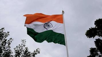 Indien-Flagge, die hoch am Connaught-Platz mit Stolz auf den blauen Himmel fliegt, Indien-Flagge flattert, indische Flagge am Unabhängigkeitstag und Tag der Republik Indien, Schuss nach oben geneigt, indische Flagge schwenkend, Har Ghar Tiranga video