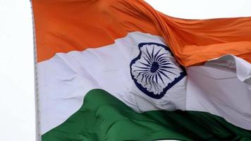 Indien-Flagge, die hoch am Connaught-Platz mit Stolz auf den blauen Himmel fliegt, Indien-Flagge flattert, indische Flagge am Unabhängigkeitstag und Tag der Republik Indien, Schuss nach oben geneigt, indische Flagge schwenkend, Har Ghar Tiranga video