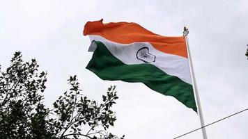 bandera india ondeando alto en connaught place con orgullo en el cielo azul, bandera india ondeando, bandera india el día de la independencia y el día de la república de la india, tiro inclinado, ondeando la bandera india, har ghar tiranga video