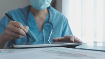medicina medico Lavorando con digitale medico interfaccia icone su il ospedale sfondo, medico tecnologia e Rete concetto. video