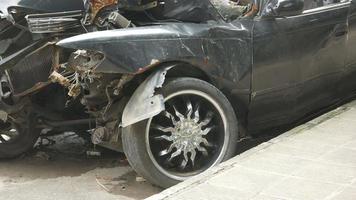 stark zerstörtes Auto auf der Straße video