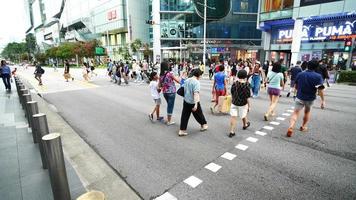 ruas lotadas de orchard road um shopping center de varejo de singapura video