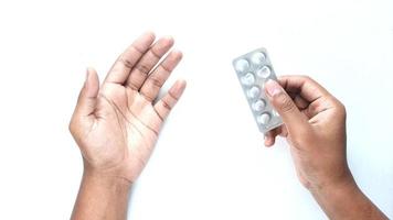Popping adultes une pilule à partir d'une plaquette de pilules d'aluminium sur fond blanc video