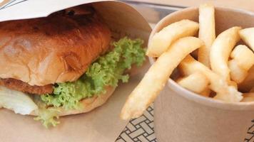 restaurante de comida rápida sándwich de pollo y taza de papas fritas en la bandeja video