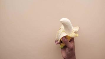hand- met een voor de helft geschild banaan video