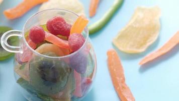 fruits déshydratés dans un verre video