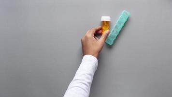 mano mostrando pastillas en un recipiente video