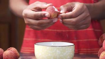 Peeling off Lychee video