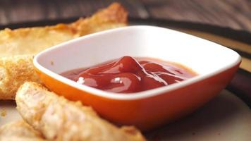 dompelen Patat in ketchup video