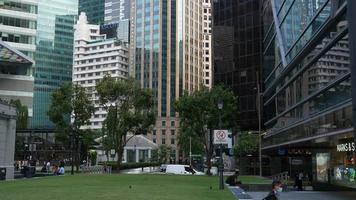 una plaza de la ciudad en medio de edificios altos video