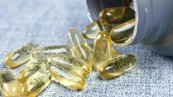 Suplement, oil capsules, vitamin video