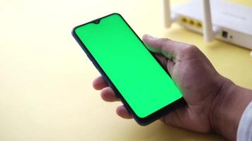 smartphone met groen scherm in hand- video