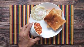 un sandwich au petit-déjeuner avec des haricots et des œufs video