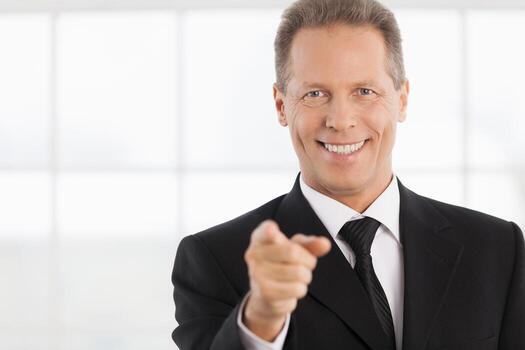 te elijo retrato de hombre maduro alegre en ropa formal señalándote y sonriendo foto