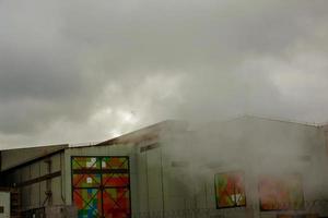 desastre ambiental. emisiones nocivas al medio ambiente. humo y smog. contaminación de la atmósfera por la fábrica. foto